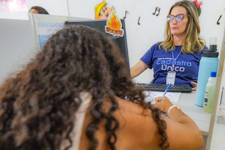  Mais de 14 milhões de pessoas deixam a pobreza no CadÚnico em dois anos Número de famílias em situação de pobreza caiu 25% desde 2023; integração de bases de dados e programas sociais foram decisivos para o avanço.