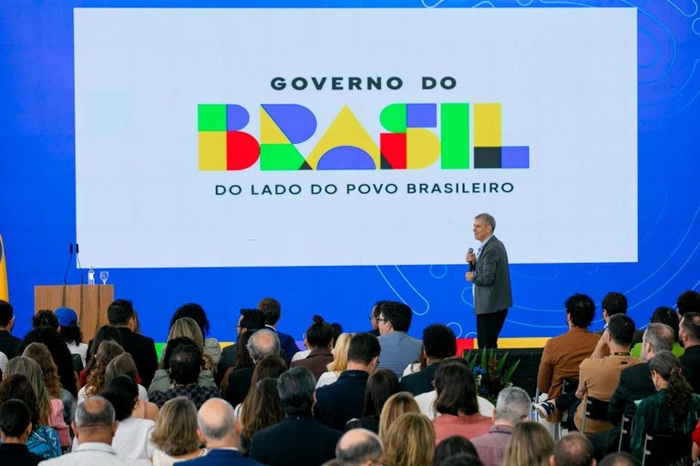  ‘Governo do Brasil, do lado do povo brasileiro’ é a nova marca do governo Lula Ministro Sidônio Palmeira apresentou novo conceito da comunicação oficial durante encontro com cerca de 600 servidores do SICOM, no Palácio do Planalto.