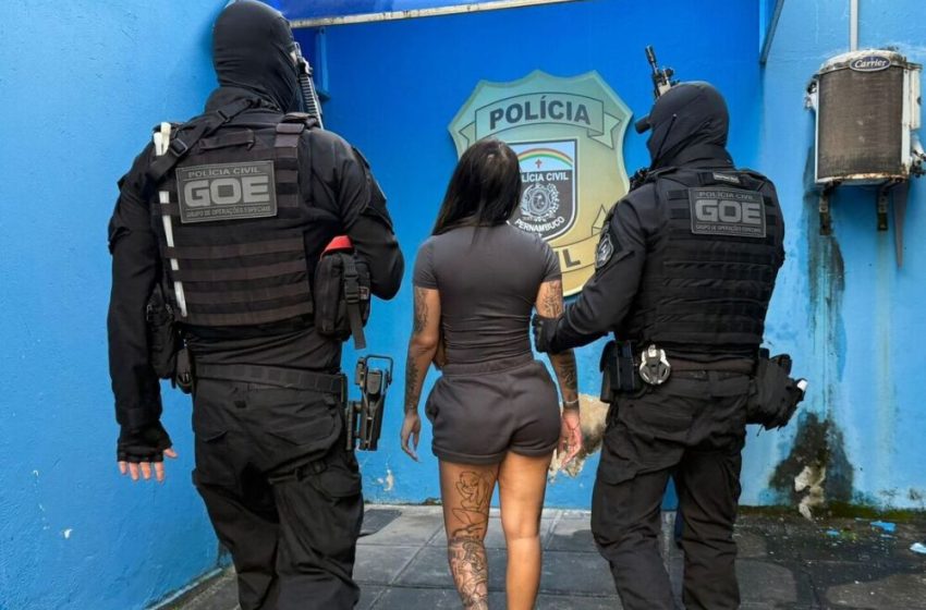  Polícia Civil deflagra Operação Casal do Milhão contra esquema de jogos de azar e lavagem de dinheiro em Pernambuco Mandados foram cumpridos no Recife e em Paulista; bens de luxo, arma e veículos foram apreendidos, e quatro investigados usarão tornozeleira eletrônica.
