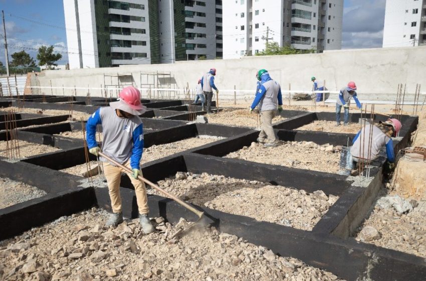  Construção do CAPS Infantil em Indianópolis avança para etapa estrutural Após conclusão das fundações, obra inicia marcação da alvenaria e se prepara para erguer pilares e laje de cobertura, ampliando a rede de atenção à saúde mental de crianças e adolescentes.
