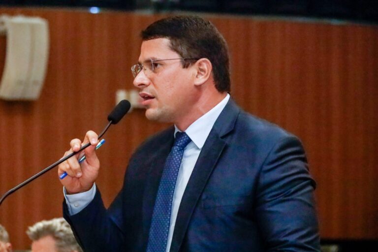  Deputado Pastor Júnior Tércio lidera lei pioneira em Pernambuco contra vício em apostas Norma cria política estadual com campanhas educativas, fiscalização de plataformas e canais de apoio para prevenção e acolhimento de dependentes.