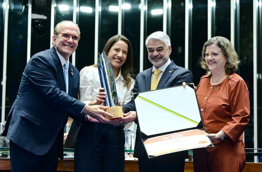  Senado Federal concede comenda a Raquel Lyra por avanços na alfabetização infantil em Pernambuco