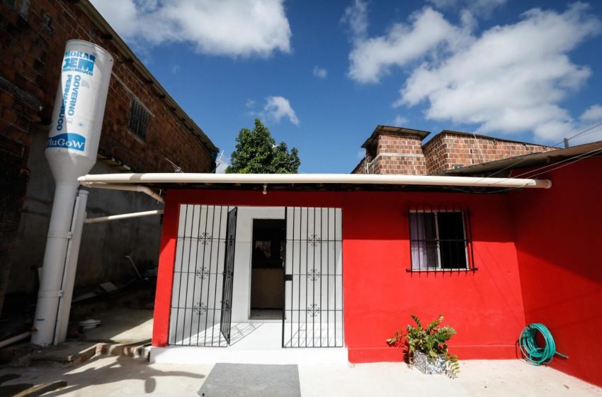  Programa Reforma no Lar inspira governo federal e terá expansão com quatro vezes mais recursos em Pernambuco Modelo adotado pelo Estado serviu de base para o Reforma Casa Brasil; após 711 casas reformadas, programa estadual será ampliado para Zona da Mata, Agreste e Sertão, beneficiando 10 mil novas famílias.