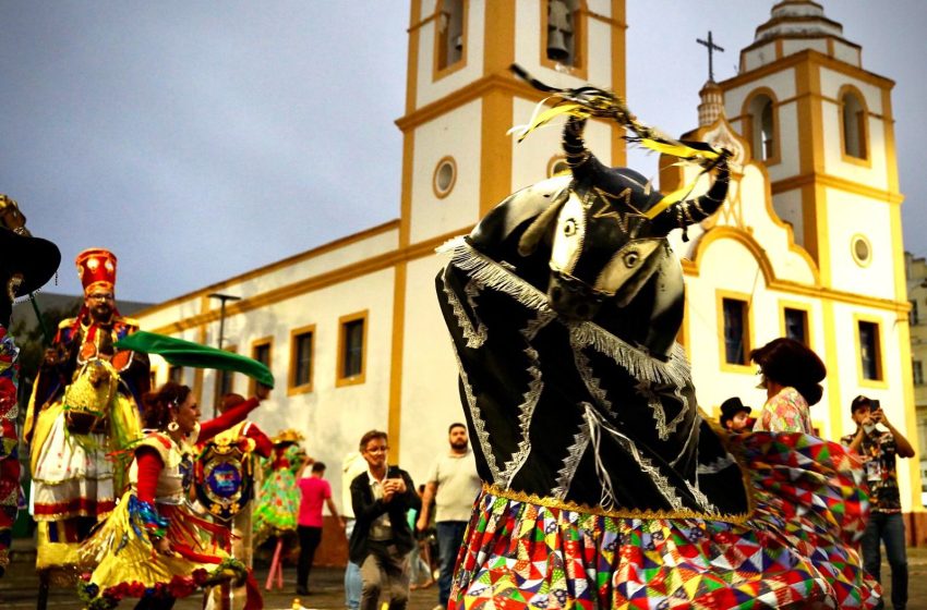 Governo de Pernambuco abre inscrições para os Ciclos Carnavalesco e Junino 2026 (CAJU) Convocatória seleciona artistas, grupos e agremiações para integrar a programação oficial do Carnaval e São João; inscrições vão até 14 de novembro pelo Mapa Cultural de Pernambuco.