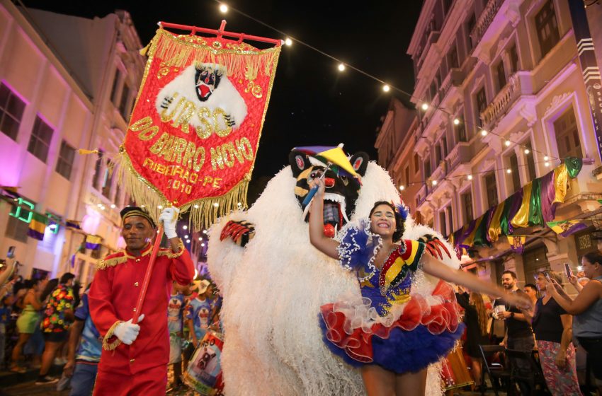  Governo de Pernambuco leva grupos da cultura popular e blocos carnavalescos ao “Mardi Gras em Recife” Evento uniu o tradicional carnaval do jazz de Nova Orleans ao frevo pernambucano, com cortejos, apresentações e intercâmbio cultural no Bairro do Recife.