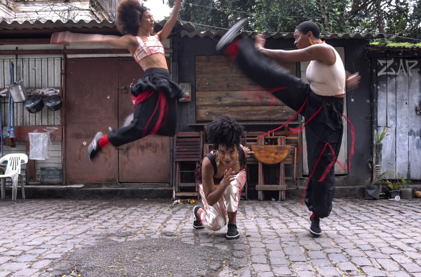  Espetáculo gratuito leva dança e música ao vivo às ruas do Recife, Olinda e Camaragibe “Ris(c)o”, do coletivo Rasura, estreia nesta sexta-feira (25), na Rua da Moeda, e propõe uma experiência urbana que mistura corpo, som e imaginário popular com referências afro-indígenas.