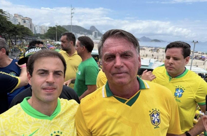  Bolsonaro pede autorização ao STF para receber visita do vereador recifense Gilson Machado Filho Parlamentar de 27 anos, filho do ex-ministro Gilson Machado, é aliado de primeira hora do ex-presidente e atribui a ele o início da sua trajetória política.