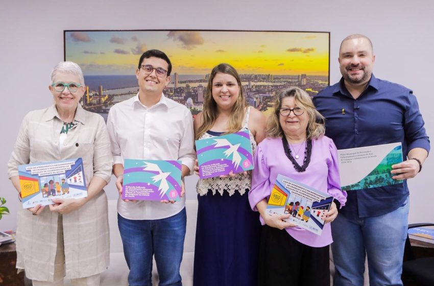  Secretária nacional dos Direitos da Criança visita Recife e elogia ações de proteção à infância Pilar Lacerda conheceu programas como o Compaz, Geração Afeto e o Protocolo Unificado de Atendimento Integrado, destacando o protagonismo da capital pernambucana em políticas públicas voltadas à infância e juventude.