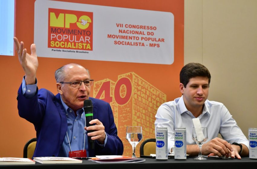  João Campos pede a Geraldo Alckmin suspensão do aumento da tarifa de importação do poliéster Prefeito do Recife alerta que a medida pode prejudicar a competitividade do Polo de Confecções do Agreste, impactando empresas e empregos em Santa Cruz do Capibaribe, Toritama e Caruaru.