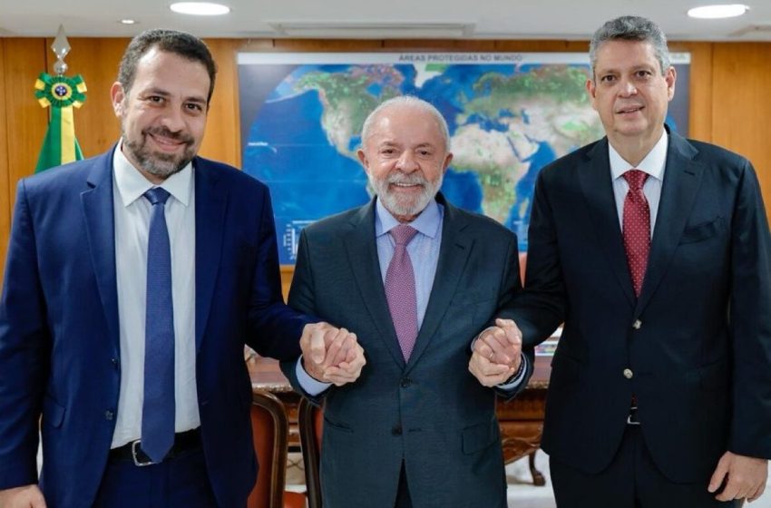  Lula convida Guilherme Boulos para assumir Secretaria-Geral da Presidência Deputado do PSOL-SP substituirá Márcio Macêdo no cargo responsável pela articulação do governo com movimentos sociais e organizações civis; nomeação será oficializada no Diário Oficial da União.