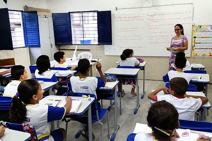  Prefeitura do Recife anuncia pagamento do Bônus do Desempenho da Educação para 4.500 profissionais Com investimento de R$ 22 milhões, benefício referente aos resultados de 2024 no IDEPE será pago em 3 de novembro, em parcela única, conforme metas alcançadas pelas unidades escolares.