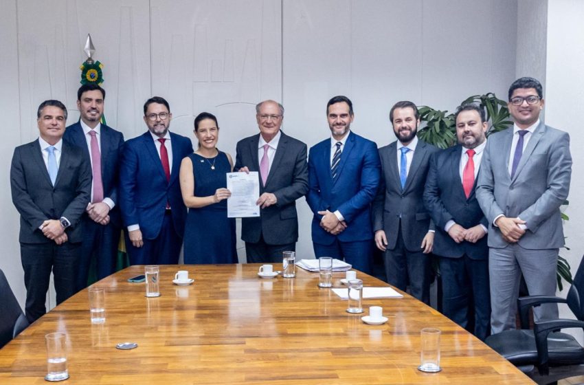  Pernambuco e Governo Federal formalizam ZPE em Suape para impulsionar industrialização e exportações Protocolo assinado por Raquel Lyra e Geraldo Alckmin prevê instalação de Zona de Processamento de Exportação com investimentos de R$ 271,5 milhões e foco em inovação, sustentabilidade e competitividade global.