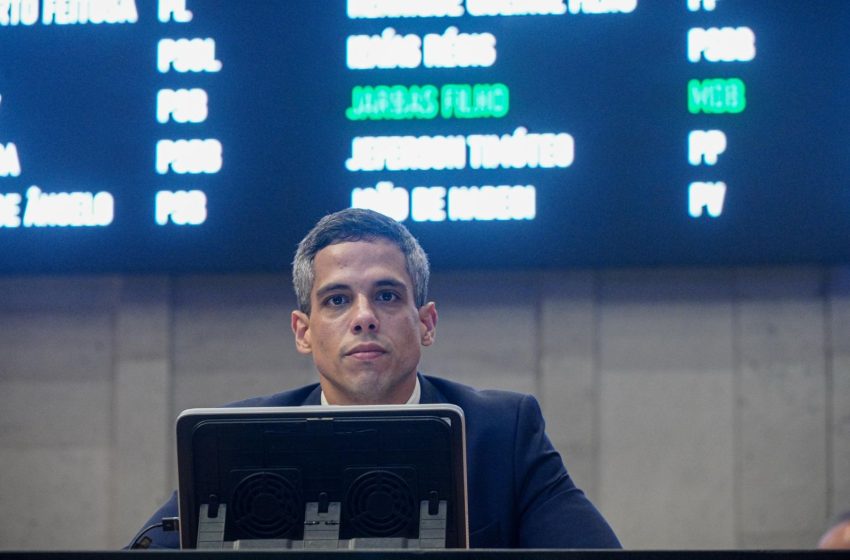  Jarbas Filho cobra ação imediata da Neoenergia diante de apagões em Machados Deputado estadual denuncia quedas constantes de energia no município do Agreste, que chegam a durar até seis horas por dia e afetam saúde, educação e a produção de ovos e bananas.
