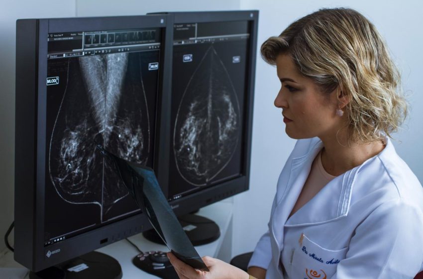  Outubro Rosa: um terço dos casos de câncer de mama em Pernambuco afeta mulheres com menos de 50 anos Nova diretriz do SUS amplia rastreamento da mamografia para a faixa etária de 40 a 74 anos, em resposta ao aumento da incidência precoce da doença e à necessidade de diagnóstico mais ágil.