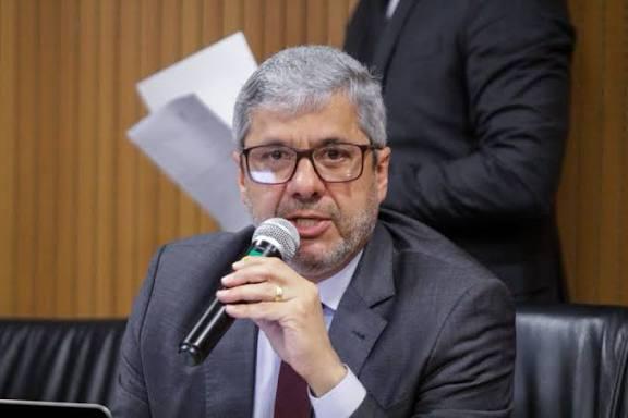  Álvaro Porto propõe voto de aplausos ao ex-secretário da Fazenda, Wilson José de Paula Presidente da Alepe destaca a competência técnica, ética e diálogo institucional do gestor, que deixou o cargo em setembro após quase dois anos à frente da pasta.