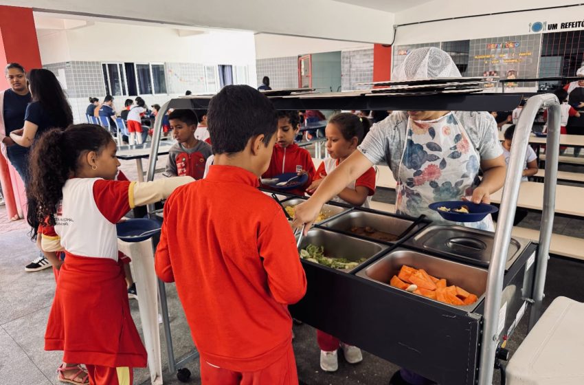  Garanhuns lança projeto “Sabadou na Escola” e oferece refeições aos sábados Iniciativa da Prefeitura visa ampliar segurança alimentar, fortalecer vínculo das famílias com as escolas e atender estudantes da rede municipal em tempo integral.