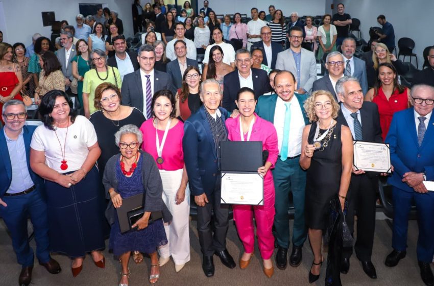  Governadora Raquel Lyra e vice Priscila Krause recebem Medalha Paulo Freire por destaque na educação de Pernambuco Homenagem do Conselho Estadual de Educação reconhece os investimentos históricos de R$ 5 bilhões e a prioridade do governo na qualidade do ensino, infraestrutura escolar e promoção de políticas públicas educacionais no Estado.