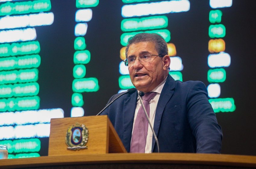  Luciano Duque mobiliza órgãos estaduais para conter surto de moscas em São Bento do Una Deputado articula força-tarefa com IPA, Embrapa e Adagro após aumento de insetos causado pelo acúmulo de matéria orgânica nas granjas; estudo técnico definirá manejo sustentável.