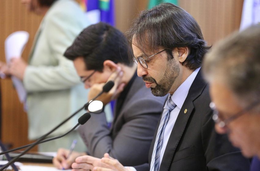  Diogo Moraes unifica projetos e CCJ da Alepe aprova endurecimento das leis contra bebidas adulteradas com metanol Relator de oito propostas sobre o tema, deputado apresenta substitutivo que cria regras mais rígidas de fiscalização, rastreabilidade, laudos obrigatórios e proteção à saúde pública.