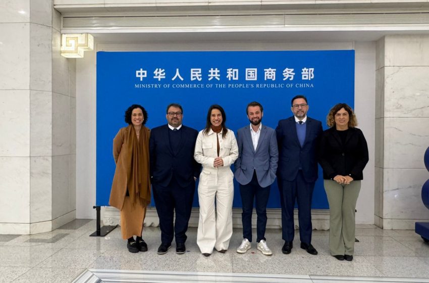  Raquel Lyra apresenta Pernambuco na China e busca rota permanente de comércio e novos investimentos Em reunião com o Ministério do Comércio e a Câmara de Comércio da China, governadora destaca Suape como hub logístico, propõe novas rotas comerciais e atrai empresas dos setores de energia, logística e agronegócio.