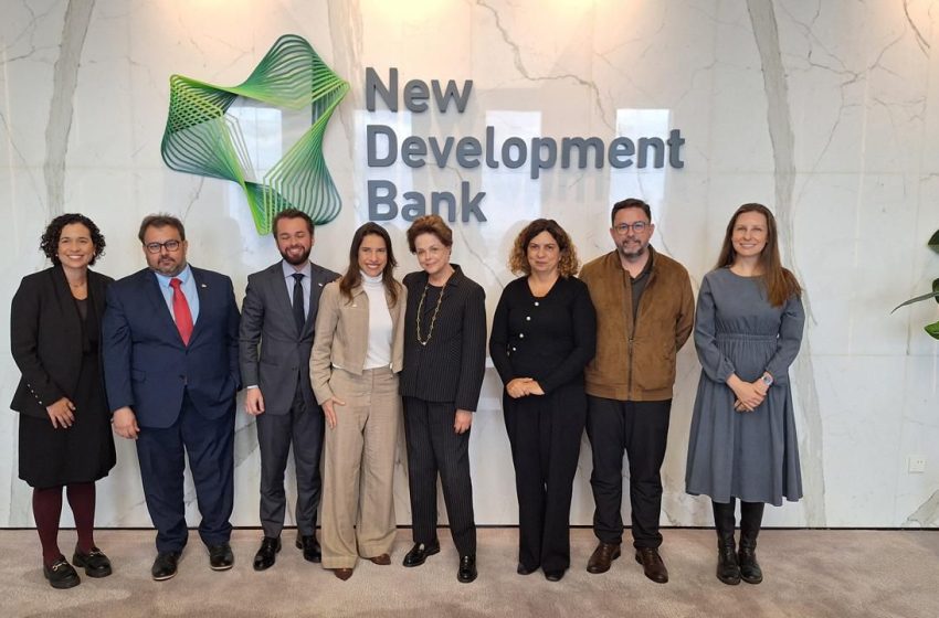  Raquel Lyra se reúne com Dilma Rousseff na China e discute investimentos do Banco do Brics em obras de saneamento em Pernambuco Governadora encerra agenda em Xangai com reunião no Novo Banco de Desenvolvimento e segue para a Dinamarca, onde vai tratar de energia, sustentabilidade e logística.
