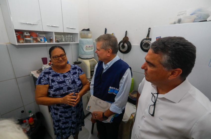 Governador em exercício visita casas reformadas pelo Programa Reforma no Lar no Recife Ricardo Paes Barreto entregou residência recuperada na Comunidade do Bode e destacou a importância da iniciativa que garante moradia digna a famílias de baixa renda.