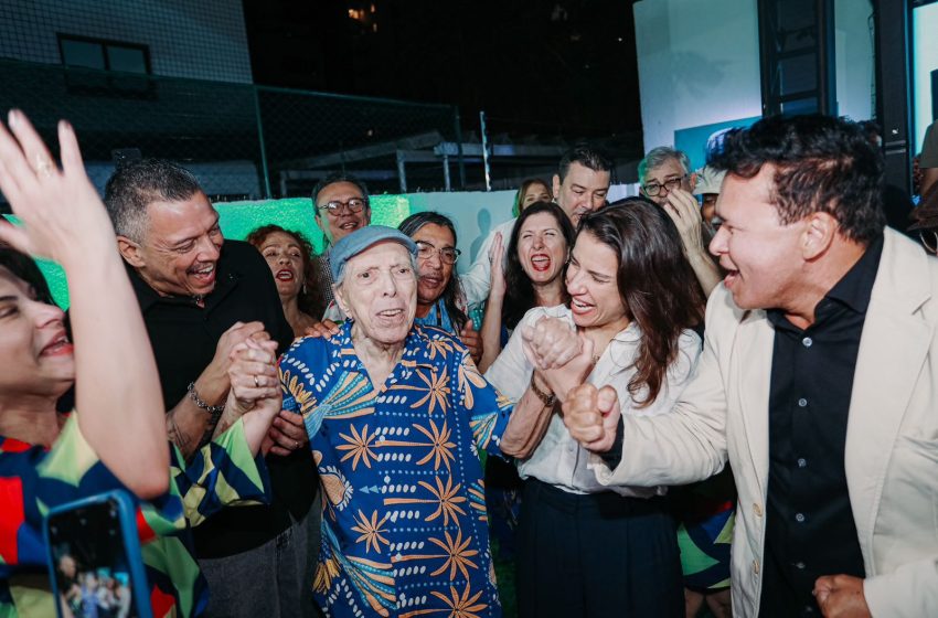  Raquel Lyra entrega Casa Capiba e reforça compromisso com cultura e educação em Pernambuco Após reforma de seis meses e investimento de R$ 750 mil, espaço histórico é reaberto como centro de formação musical e difusão cultural, beneficiando cerca de 1.600 estudantes do Conservatório Pernambucano de Música.