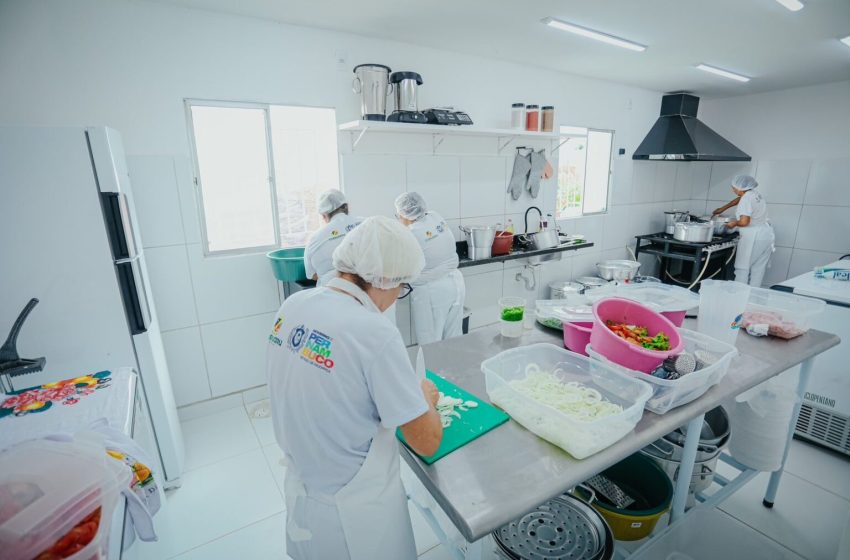  Arcoverde amplia programa de cozinhas comunitárias com apoio do Governo de Pernambuco Prefeito Zeca Cavalcanti anuncia aprovação de sete novas unidades, que garantirão mais de mil refeições diárias e reforçam as ações de segurança alimentar no município.