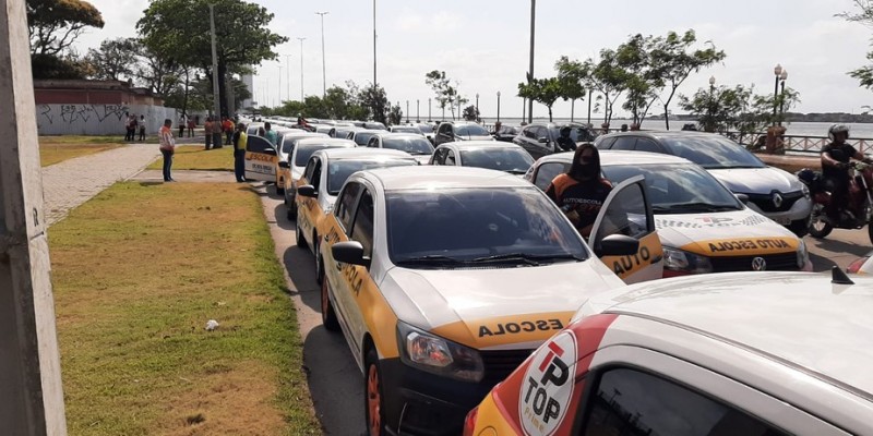  CFCs de Pernambuco realizam protesto pacífico em defesa da formação de condutores