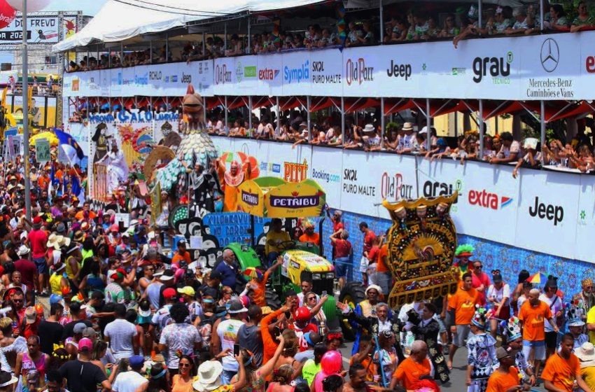  Recifolia vira camarote e estreia no Galo da Madrugada em 2026 Novo formato será lançado no desfile de 14 de fevereiro, com espaço exclusivo na Rua do Bonsucesso, open bar premium, vista privilegiada e programação musical especial.