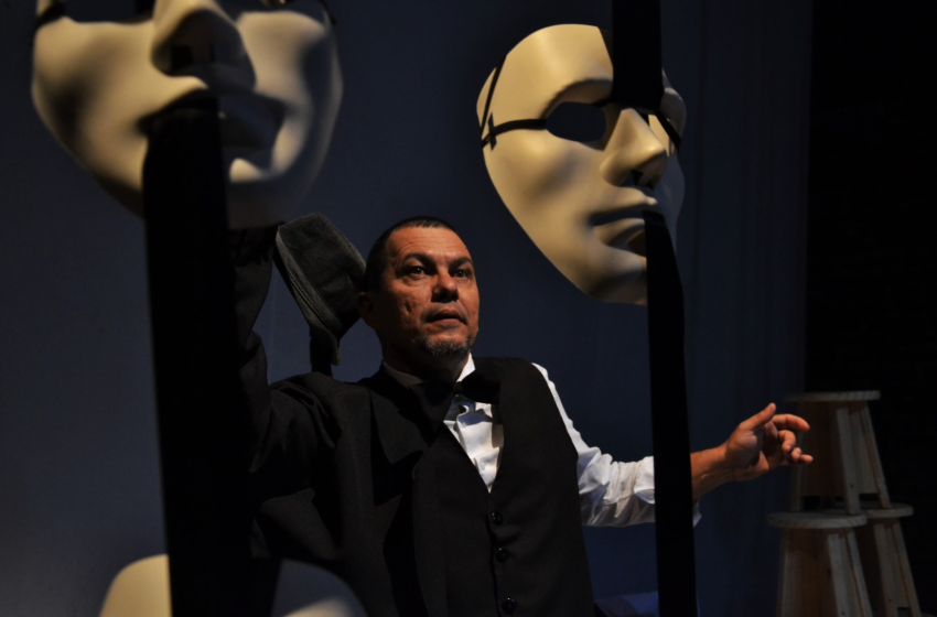  Espetáculo “Fernando Pessoa: o último dos palhaços” celebra 90 anos de Mensagem com apresentação em Olinda Solo do ator Glauco Cunha Cazé será encenado nesta sexta (10), às 19h, no Teatro Fernando Santa Cruz, homenageando o legado do poeta português.