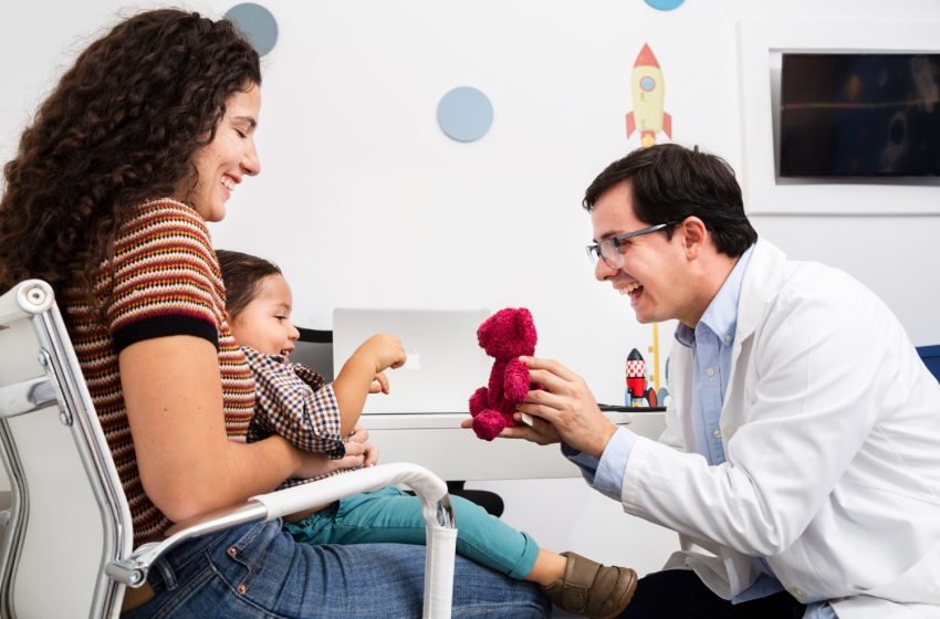  Jaboatão forma 22 médicos especialistas em Neuropediatria e Psiquiatria Infantil e inicia nova etapa de capacitação para 181 profissionais da saúde Parceria entre Prefeitura e Afya fortalece SUS municipal com formação em áreas de alta demanda e lançamento de novos cursos para equipes multiprofissionais.