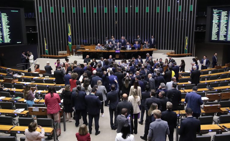  Câmara aprova urgência para projeto que endurece penas contra falsificação de bebidas Proposta prevê aumento de reclusão de até 12 anos para responsáveis por adulteração, em meio ao avanço dos casos de intoxicação por metanol no Brasil.