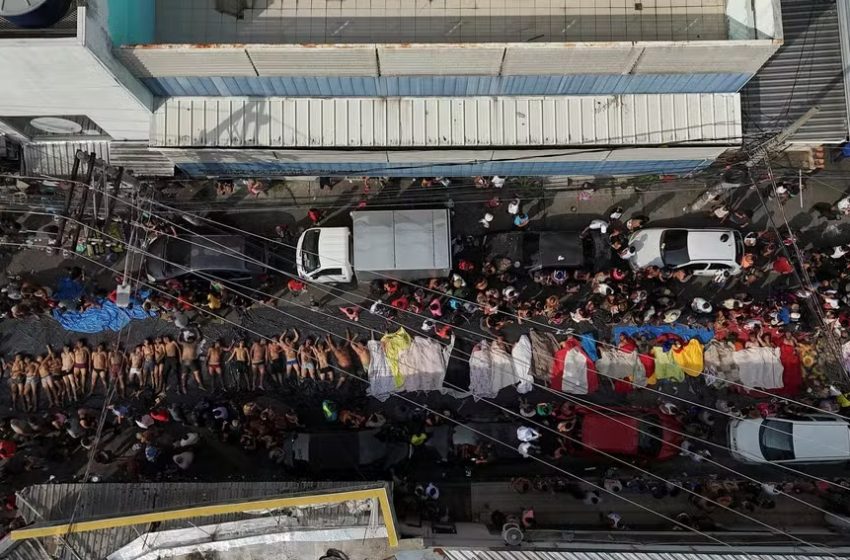 Moradores levam 72 corpos à praça após operação mais letal da história do Rio de Janeiro Governador Cláudio Castro confirma 58 mortes oficialmente, mas moradores denunciam número bem maior; corpos foram levados à Praça São Lucas, na Penha, para reconhecimento por familiares.