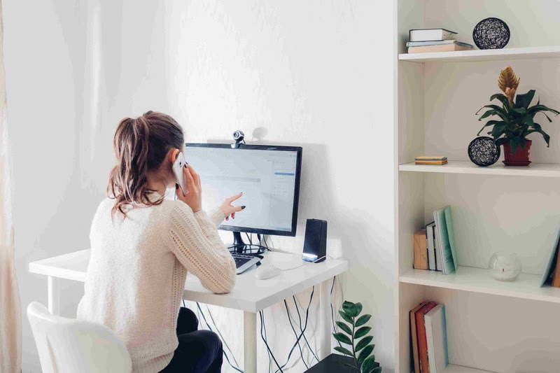  Especialista explica como funciona a fiscalização da jornada no home office após mudanças na CLT Lei nº 14.442/2022 restringe exceções ao controle de ponto no teletrabalho e garante às empresas o direito de monitorar jornada e produtividade dos trabalhadores remotos.
