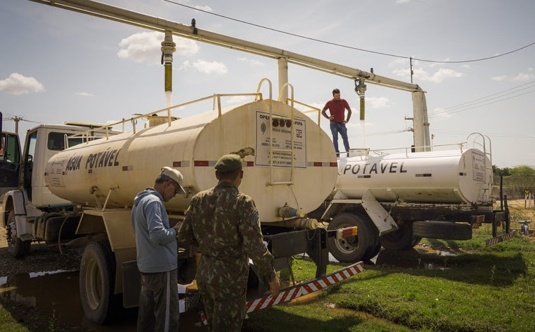  Operação Carro-Pipa leva água potável e dignidade a famílias do semiárido pernambucano Com recursos garantidos até 2026, ação do Governo Federal e do Exército Brasileiro transforma a vida de comunidades rurais em Petrolina e outros municípios afetados pela seca, garantindo abastecimento regular e segurança hídrica.