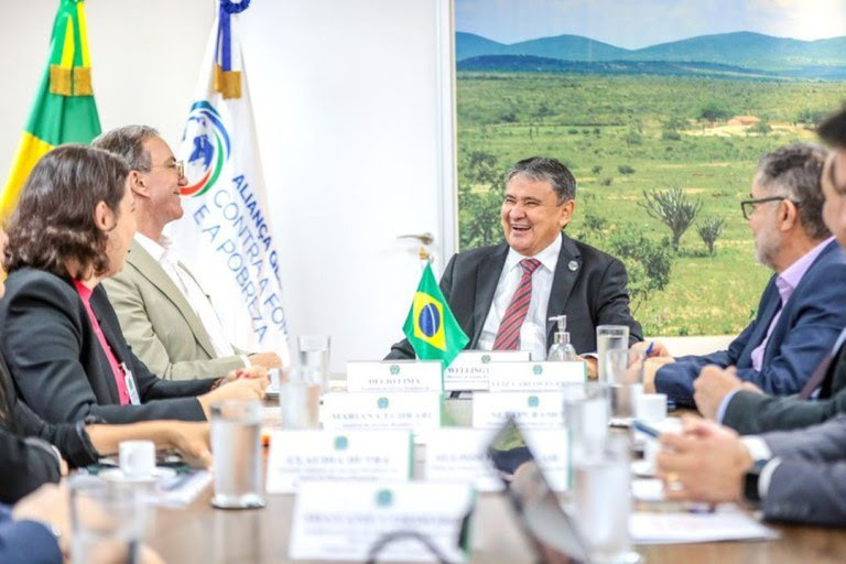  Empreendedorismo transforma 2,5 milhões de inscritos no CadÚnico em microempreendedores individuais Levantamento do Sebrae e MDS revela que mais da metade dos MEIs vinculados ao Cadastro Único começou a empreender após inscrição nos programas sociais. Parceria entre ministério e Sebrae impulsiona geração de renda e formalização.