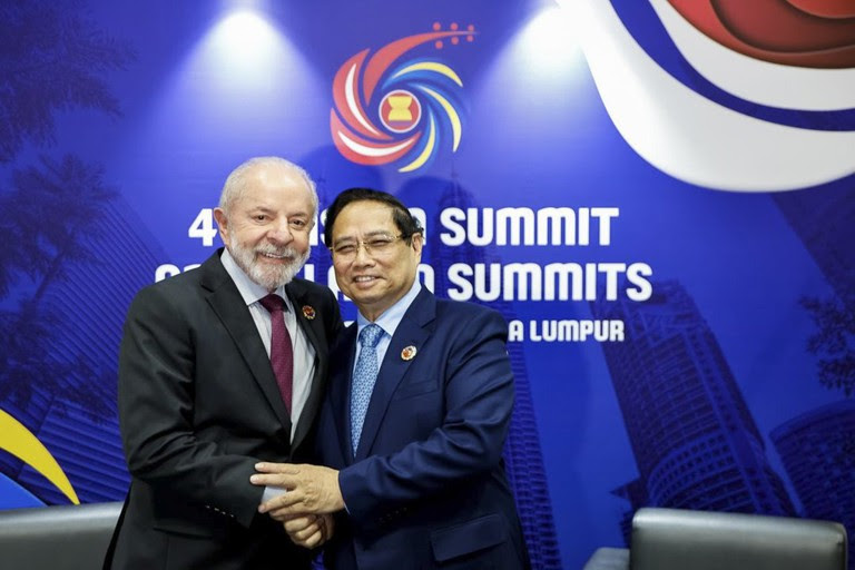  Lula e primeiro-ministro do Vietnã reforçam cooperação econômica e ambiental durante encontro na Malásia Reunião à margem da 47ª Cúpula da ASEAN reafirma compromisso do Brasil em ampliar relações bilaterais e promover acordos no âmbito do MERCOSUL.