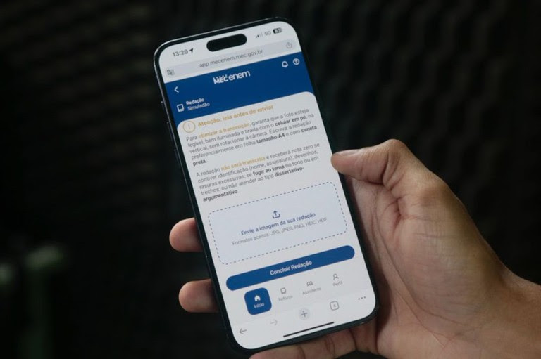  Lula lança aplicativo gratuito para preparação ao Enem e incentiva estudantes a fazer o “Simuladão do MEC” Ferramenta digital oferece simulados, correção automatizada de redação com IA, trilhas de estudo e assistente virtual para potencializar o desempenho no exame.