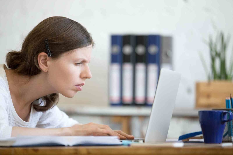  Uso excessivo de telas aumenta casos de miopia; especialista explica como prevenir Pesquisa revela que uma hora diária em dispositivos digitais eleva em 21% o risco de desenvolver miopia, que tem surgido cada vez mais cedo entre crianças e jovens.