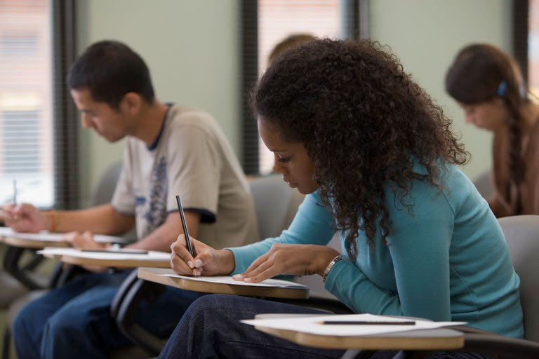 Fies 2025 abre inscrições para mais de 58 mil vagas remanescentes em todo o país Interessados têm até 30 de outubro para se inscrever no Portal Acesso Único. Programa do MEC financia mensalidades do segundo semestre letivo e reserva 50% das vagas para estudantes do Fies Social.