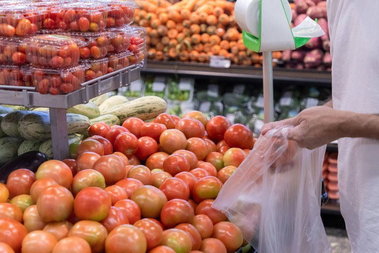  Recife registra queda na cesta básica e tem preços mais baixos em dez alimentos Pesquisa da Conab e Dieese aponta redução de 2,10% no custo da cesta básica em setembro, com destaque para tomate, manteiga e arroz; capital pernambucana é a sexta mais barata entre as capitais.