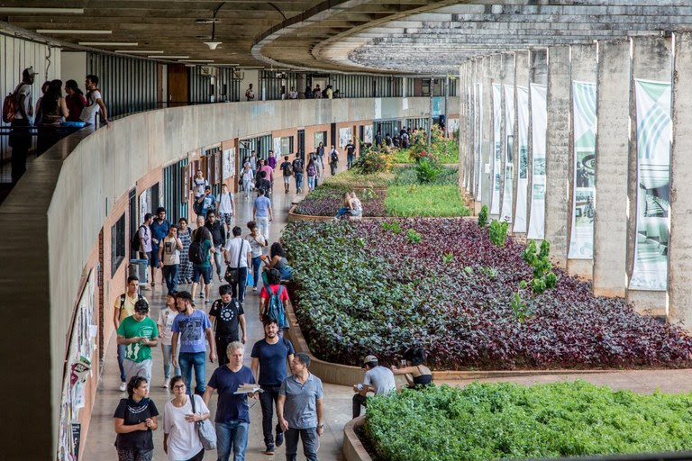  Governo autoriza 6,7 mil novos cargos para professores e técnicos em universidades federais Com a nova portaria, já são 15 mil vagas criadas desde 2023 para universidades e institutos federais; medida reforça o compromisso do governo com a valorização da educação e expansão da rede pública de ensino superior.