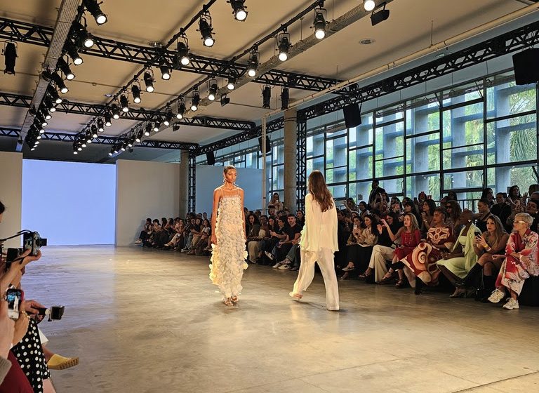  Rota da Moda leva inovação, sustentabilidade e cultura popular ao SPFW com marca cearense Marina Bitu Coleção inspirada na artista modernista Djanira celebra raízes brasileiras e destaca o protagonismo das rendeiras do Polo das Artes do Litoral Cearense, com apoio do MIDR.