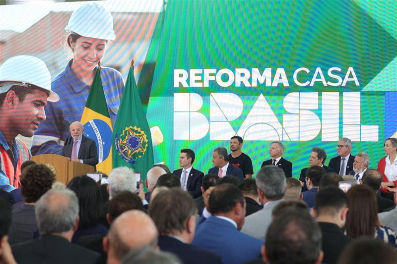  CAIXA e Governo Federal lançam Reforma Casa Brasil com R$ 40 bilhões em crédito para melhorias habitacionais Programa do Minha Casa, Minha Vida vai atender 1,5 milhão de famílias com renda de até R$ 9,6 mil, oferecendo financiamentos de até R$ 30 mil para reformas e ampliações de moradias em todo o país.