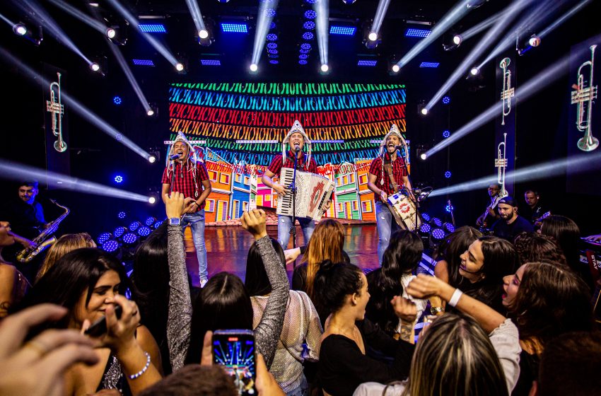  Fulô de Mandacaru celebra 25 anos com gravação de DVD no Dia Nacional do Forró Grupo pernambucano escolhe Cruz das Almas, na Bahia, para registrar novo audiovisual em 13 de dezembro, fortalecendo laços com o público baiano e celebrando sua trajetória referência no forró.