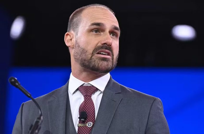  Eduardo Bolsonaro critica Tarcísio de Freitas e afirma ser alternativa à presidência em 2026 Deputado acusa governador paulista de ser “candidato do sistema” e destaca dependência do voto bolsonarista, reiterando seu próprio projeto presidencial.