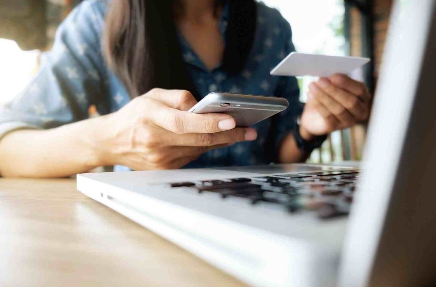  Advogada orienta consumidores a evitar golpes durante a Black Friday 2025 Promoções falsas, sites fraudulentos e “descontos maquiados” estão entre os principais riscos; especialista em Direito do Consumidor alerta sobre cuidados essenciais na data.