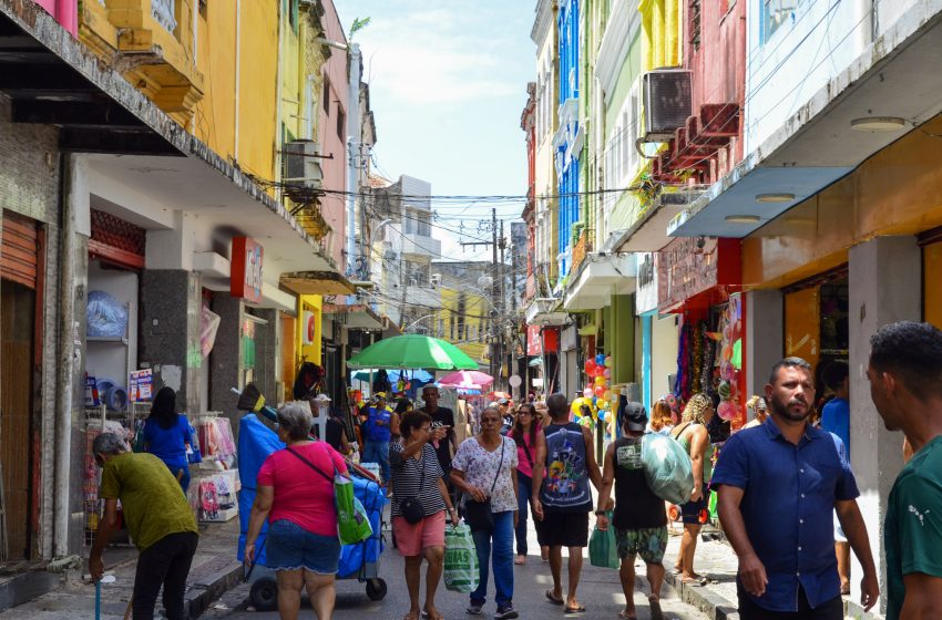  Comércio do Recife funcionará de domingo a domingo no fim do ano A partir deste sábado (15), feriado da Proclamação da República, lojas do Centro abrem todos os dias para atender consumidores e impulsionar as vendas; Operação Papai Noel reforça segurança na região.