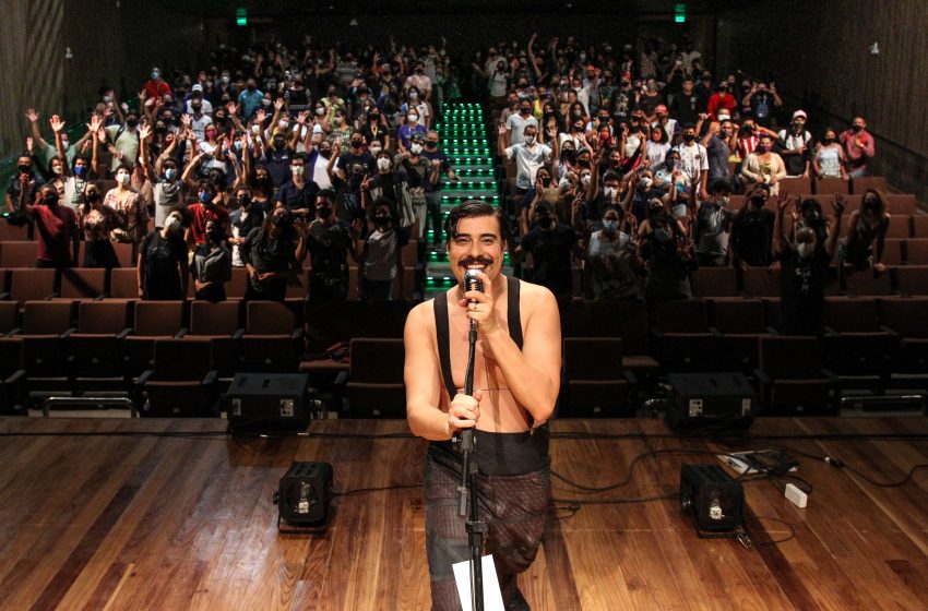  Espetáculo “Eu NÃO Sou João Caetano” chega ao Teatro Hermilo com acesso gratuito pelo projeto Teatro Para Todos Monólogo de Alexandre Guimarães cumpre temporada de 5 a 7 de dezembro, com ações formativas, intérprete de Libras e campanha solidária no Recife.